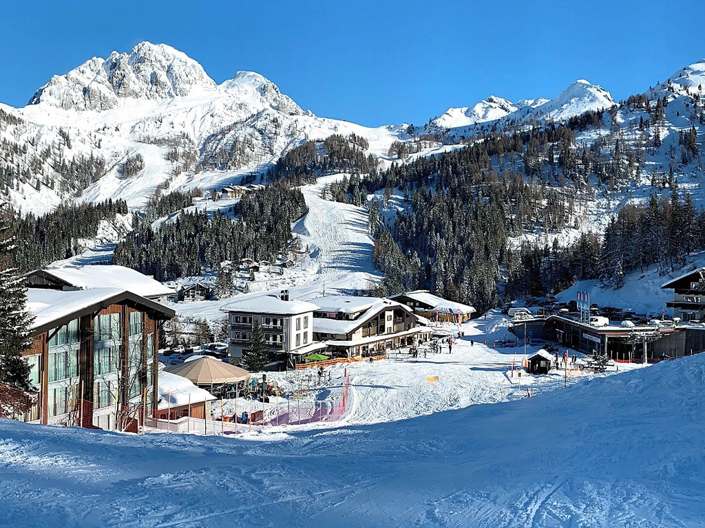 Vesnice Rattendorf obklopená rakouskými Alpami